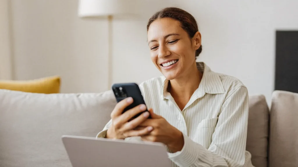 Femme consultant les meilleures mutuelles sante sur son smartphone